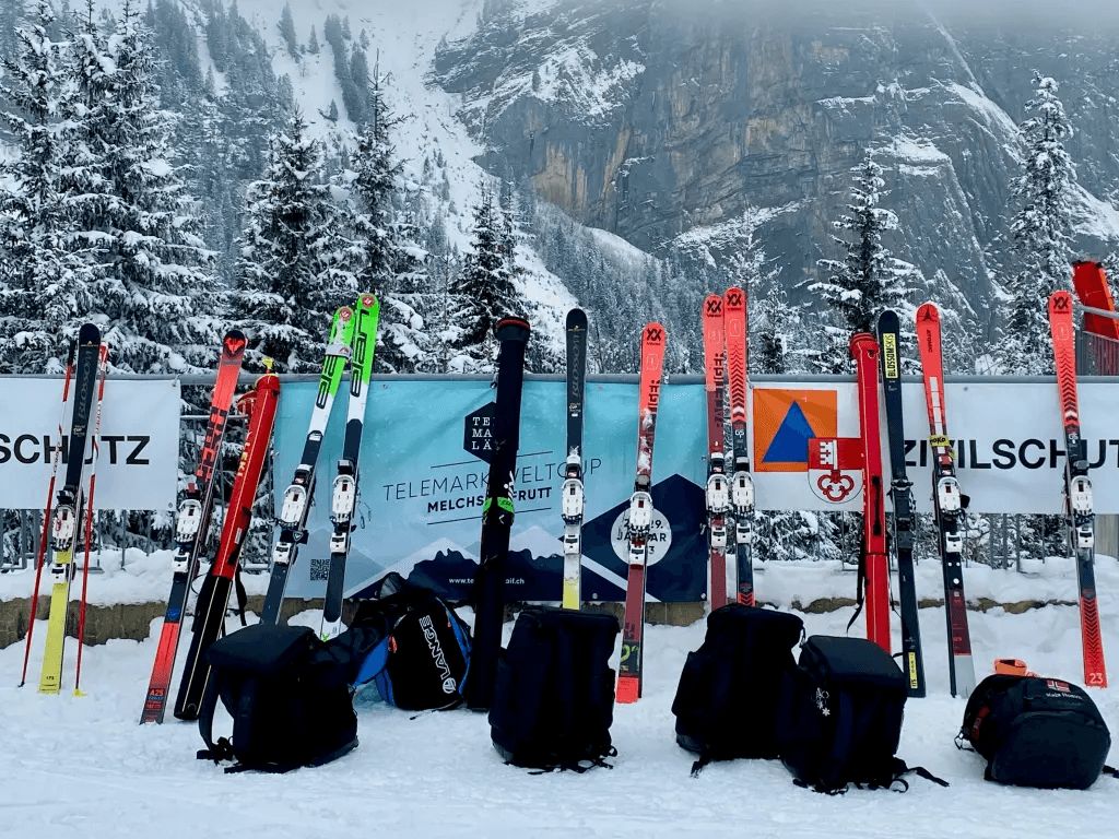 Családi Téli Sport Biztosítás: sífelszerelés a hóban