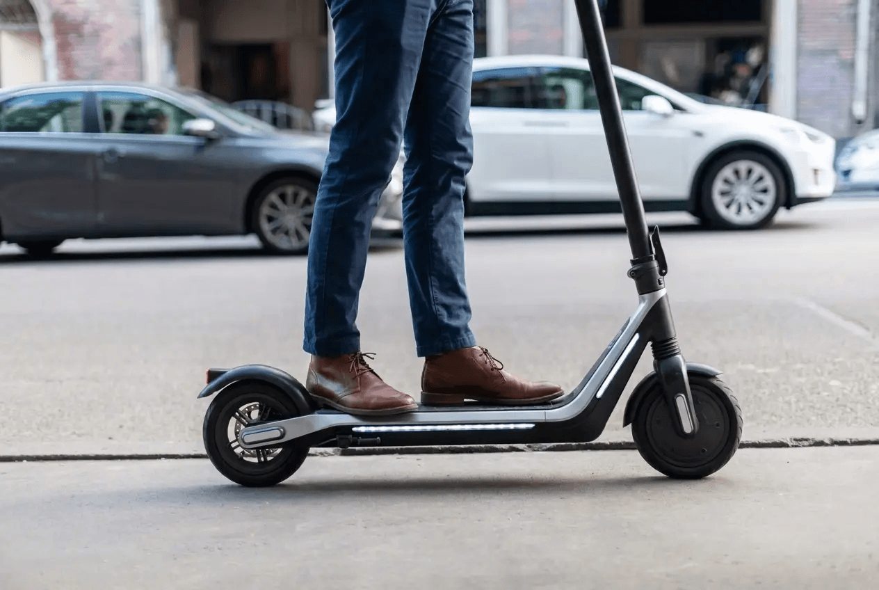 Elektromos roller városi környezetben, roller biztosítás és új KRESZ szabályok illusztráció